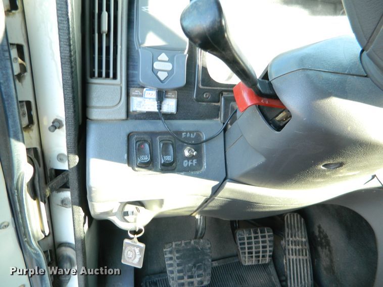 image for item DF4588 2004 Freightliner Columbia 120  semi truck