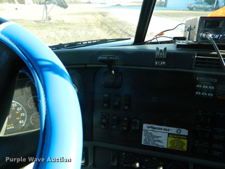 image for item DF4588 2004 Freightliner Columbia 120  semi truck