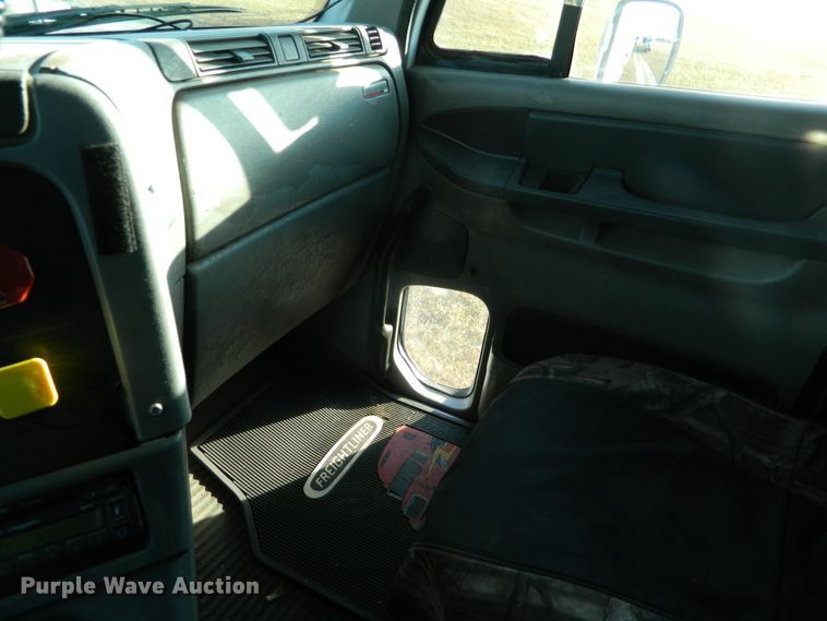 image for item DF4588 2004 Freightliner Columbia 120  semi truck