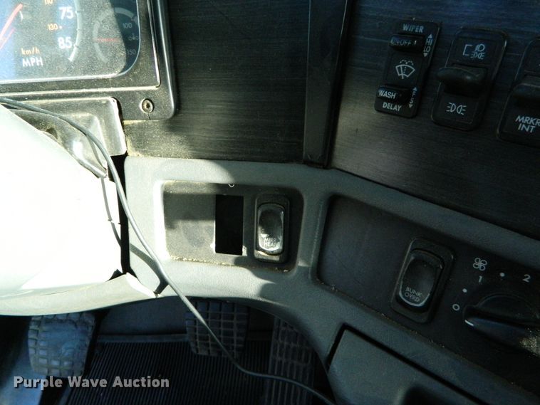 image for item DF4588 2004 Freightliner Columbia 120  semi truck