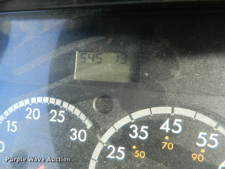 image for item DF4588 2004 Freightliner Columbia 120  semi truck