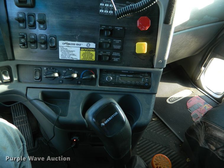 image for item DF4588 2004 Freightliner Columbia 120  semi truck