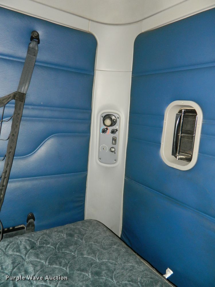 image for item DF4588 2004 Freightliner Columbia 120  semi truck