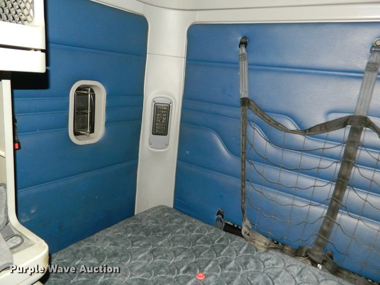 image for item DF4588 2004 Freightliner Columbia 120  semi truck