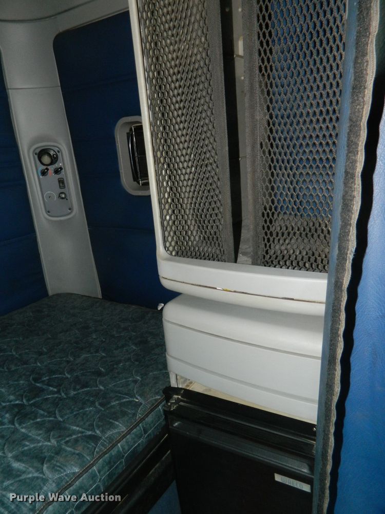 image for item DF4588 2004 Freightliner Columbia 120  semi truck