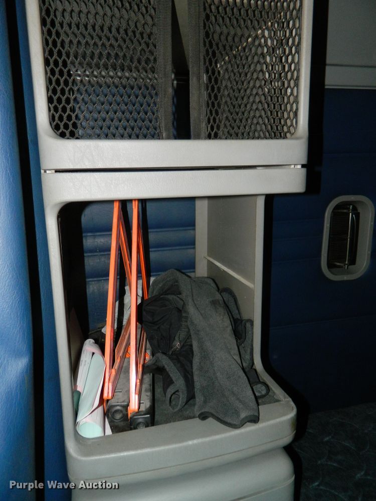 image for item DF4588 2004 Freightliner Columbia 120  semi truck