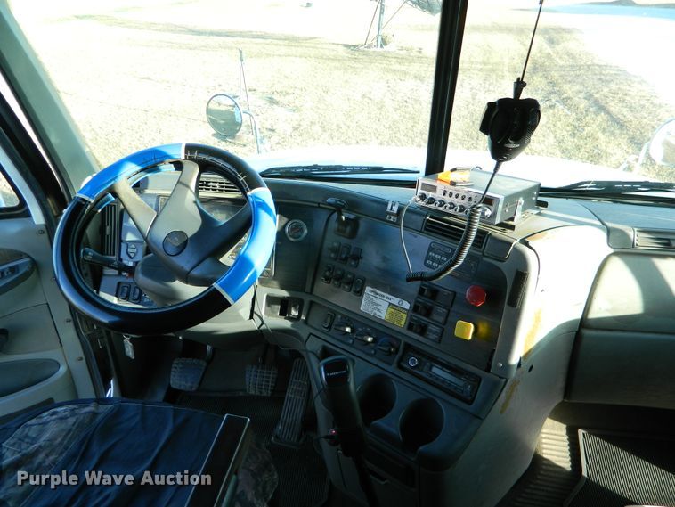 image for item DF4588 2004 Freightliner Columbia 120  semi truck