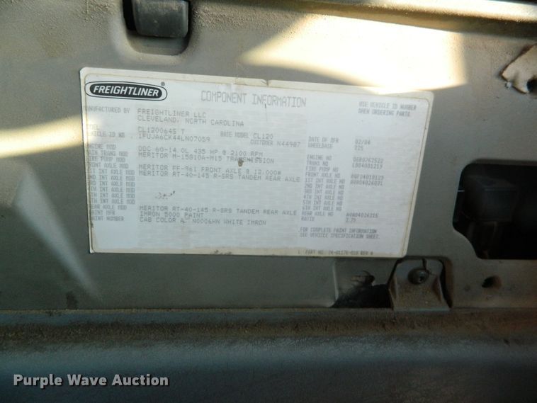 image for item DF4588 2004 Freightliner Columbia 120  semi truck