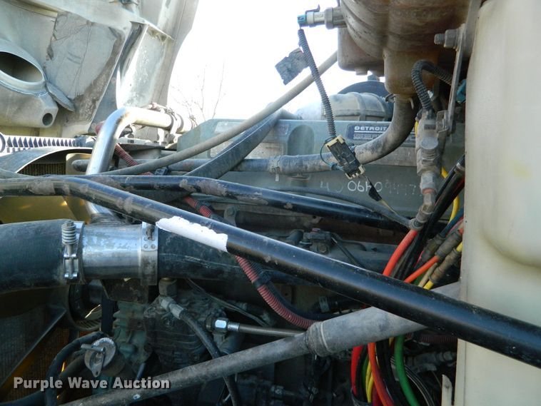 image for item DF4588 2004 Freightliner Columbia 120  semi truck