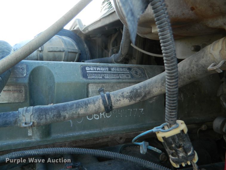 image for item DF4588 2004 Freightliner Columbia 120  semi truck