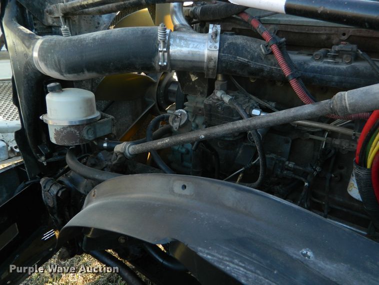 image for item DF4588 2004 Freightliner Columbia 120  semi truck