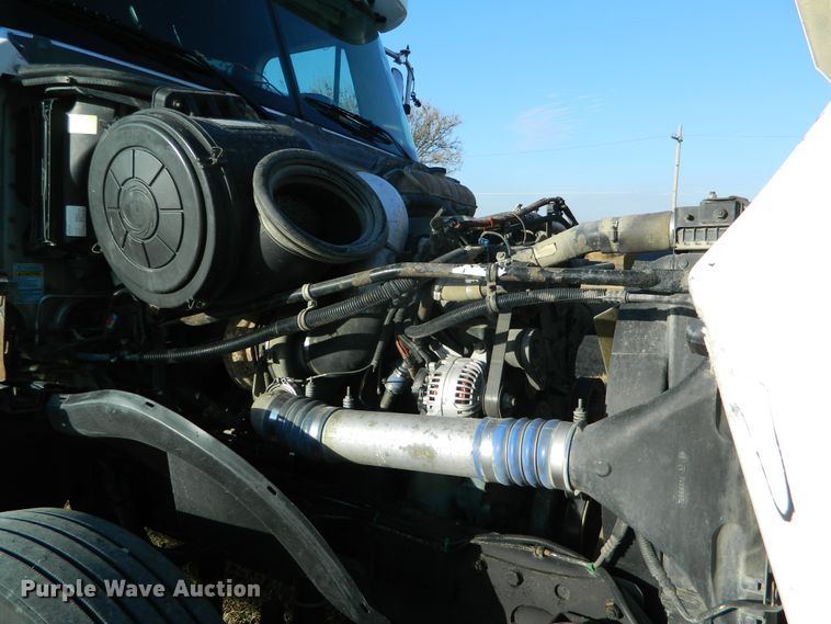 image for item DF4588 2004 Freightliner Columbia 120  semi truck