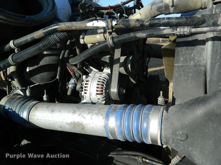 image for item DF4588 2004 Freightliner Columbia 120  semi truck