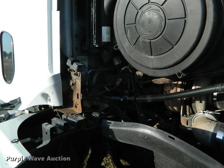 image for item DF4588 2004 Freightliner Columbia 120  semi truck