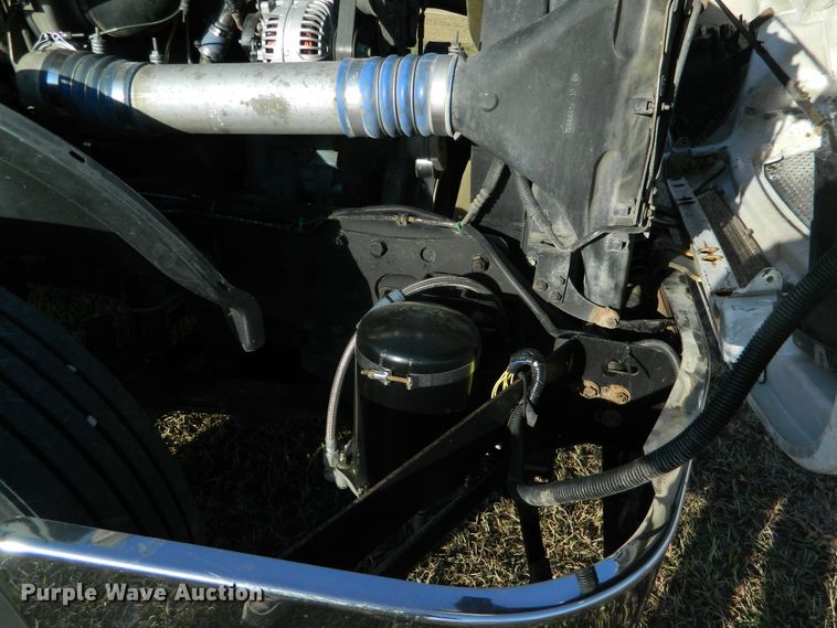 image for item DF4588 2004 Freightliner Columbia 120  semi truck