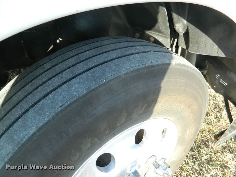 image for item DF4588 2004 Freightliner Columbia 120  semi truck