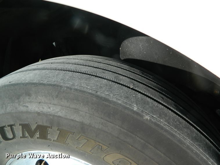 image for item DF4588 2004 Freightliner Columbia 120  semi truck