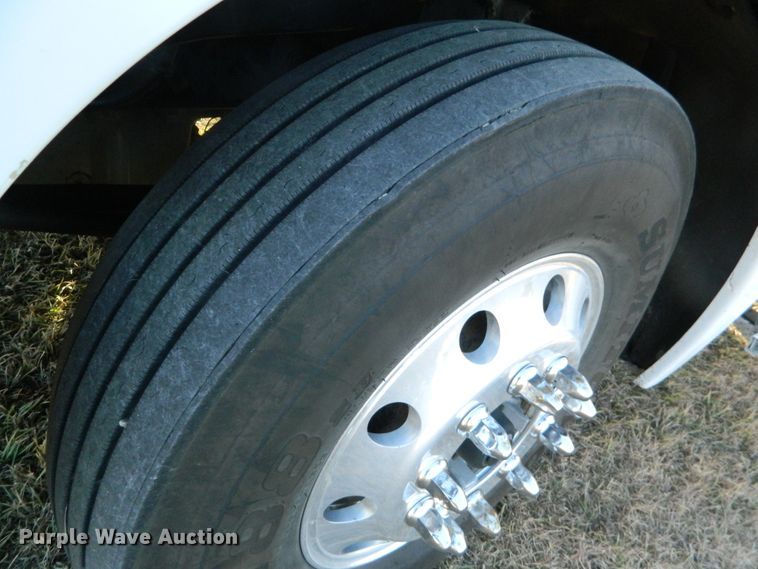 image for item DF4588 2004 Freightliner Columbia 120  semi truck