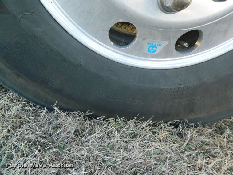 image for item DF4588 2004 Freightliner Columbia 120  semi truck