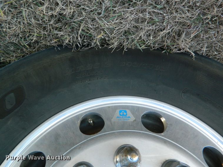 image for item DF4588 2004 Freightliner Columbia 120  semi truck