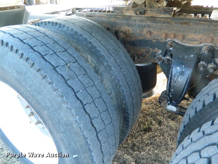 image for item DF4588 2004 Freightliner Columbia 120  semi truck