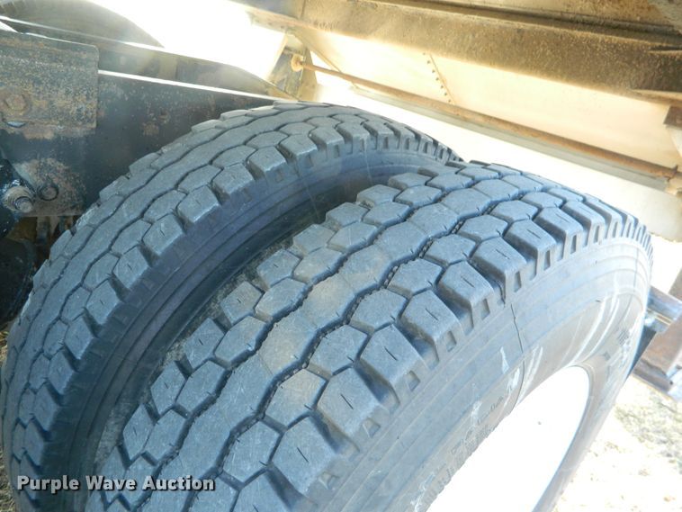 image for item DF4588 2004 Freightliner Columbia 120  semi truck