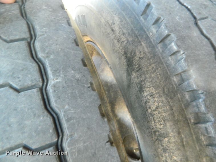 image for item DF4588 2004 Freightliner Columbia 120  semi truck