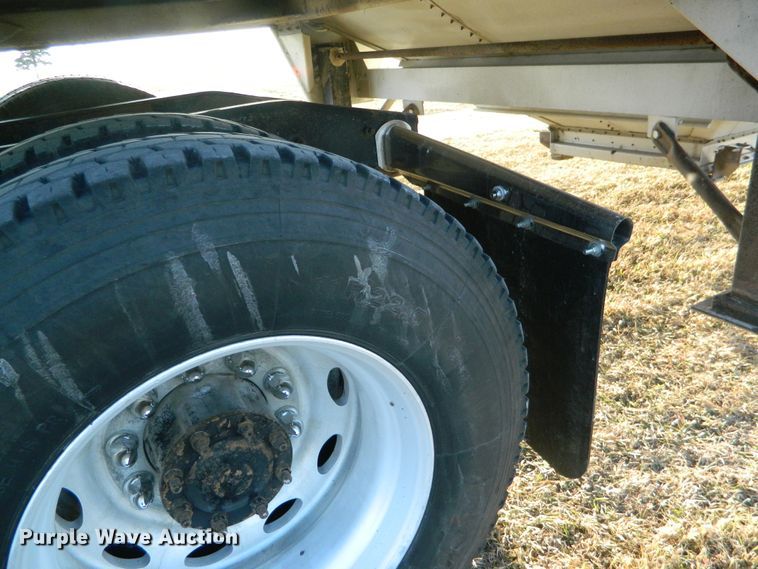 image for item DF4588 2004 Freightliner Columbia 120  semi truck