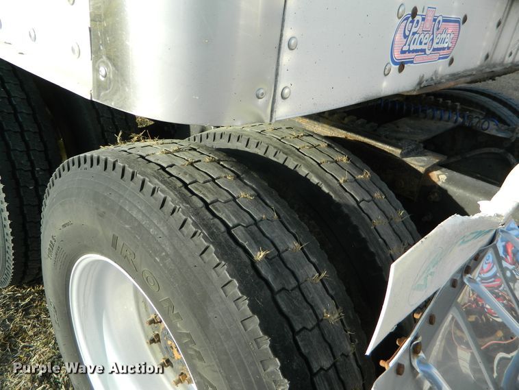 image for item DF4588 2004 Freightliner Columbia 120  semi truck