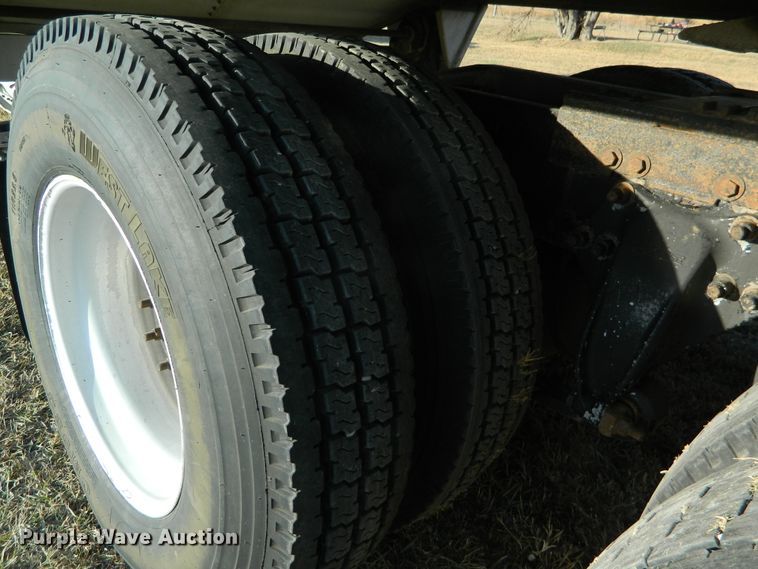 image for item DF4588 2004 Freightliner Columbia 120  semi truck