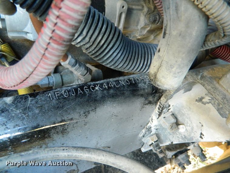 image for item DF4588 2004 Freightliner Columbia 120  semi truck