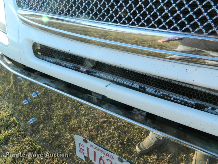 image for item DF4588 2004 Freightliner Columbia 120  semi truck