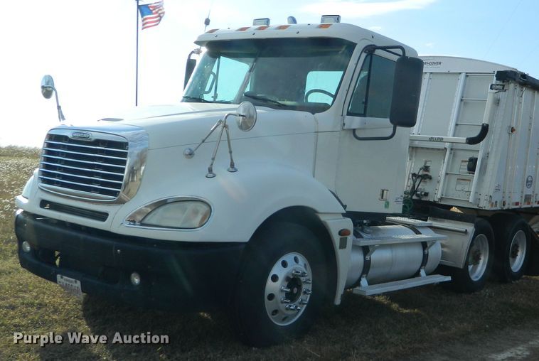 image for item DF4589 2005 Freightliner Columbia 120  semi truck