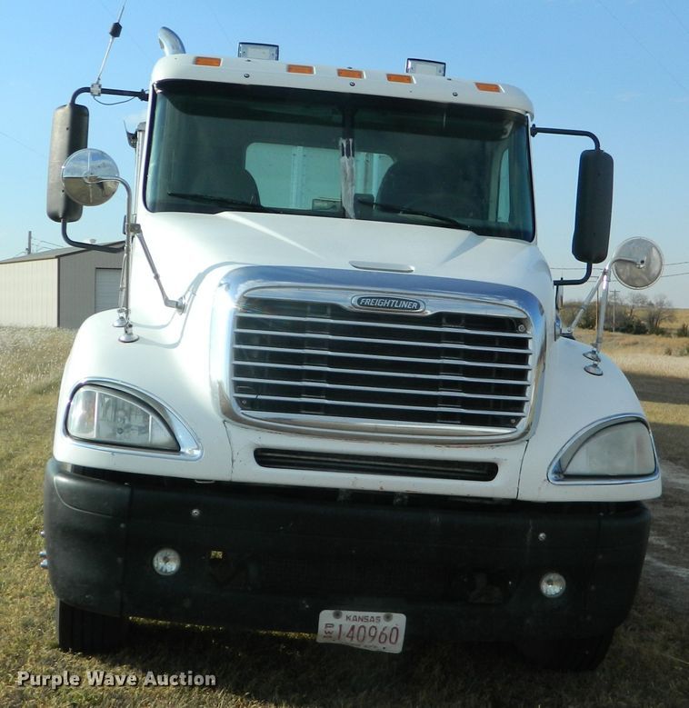 image for item DF4589 2005 Freightliner Columbia 120  semi truck