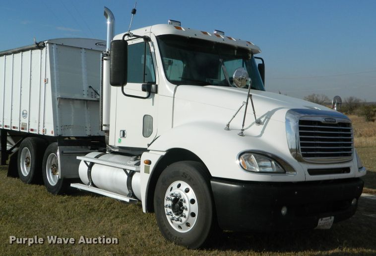 image for item DF4589 2005 Freightliner Columbia 120  semi truck