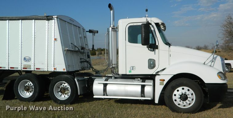 image for item DF4589 2005 Freightliner Columbia 120  semi truck