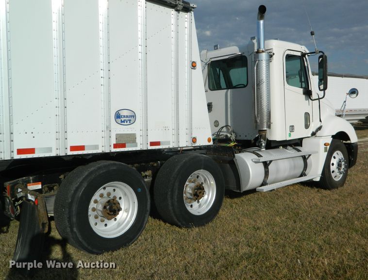 image for item DF4589 2005 Freightliner Columbia 120  semi truck