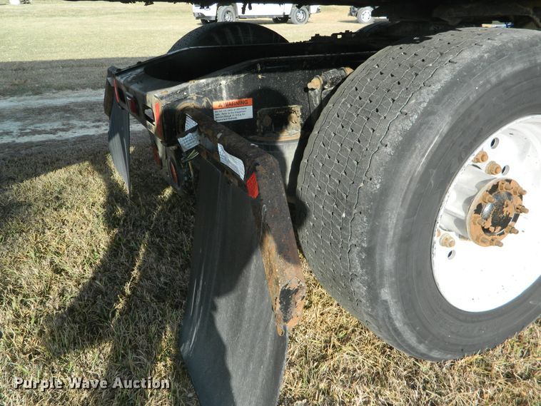 image for item DF4589 2005 Freightliner Columbia 120  semi truck