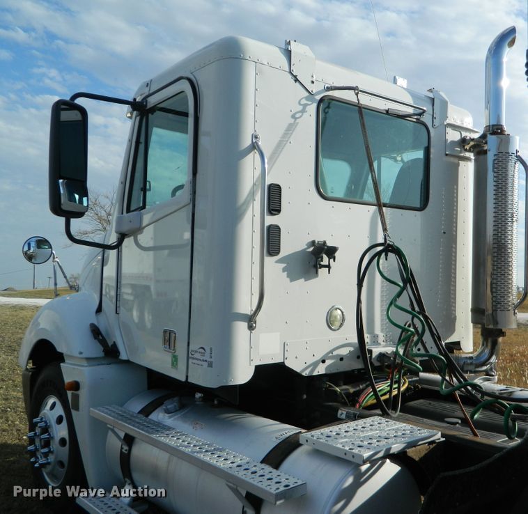 image for item DF4589 2005 Freightliner Columbia 120  semi truck