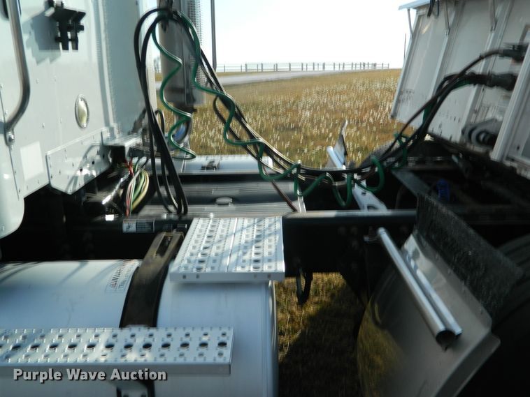 image for item DF4589 2005 Freightliner Columbia 120  semi truck