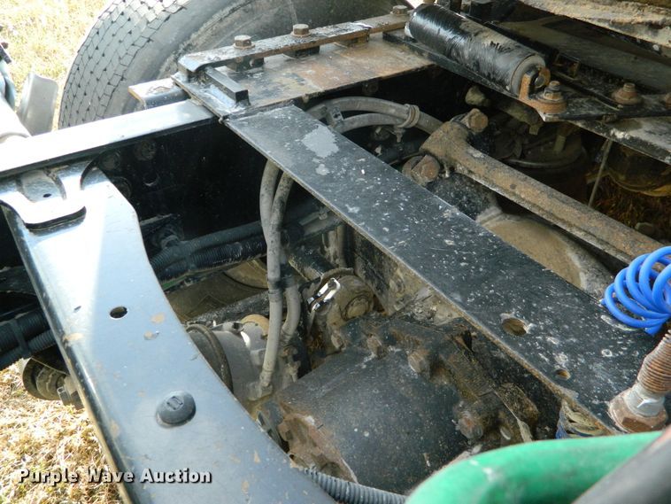 image for item DF4589 2005 Freightliner Columbia 120  semi truck