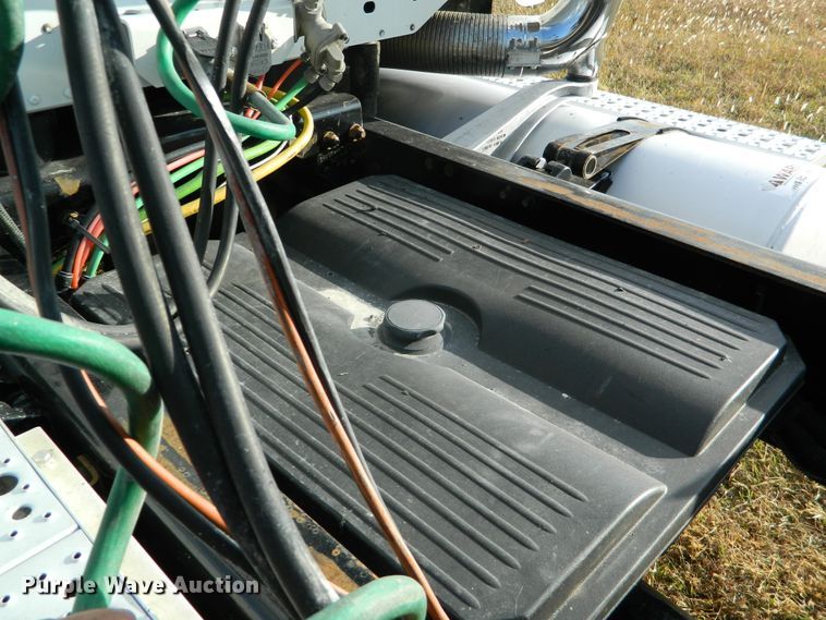 image for item DF4589 2005 Freightliner Columbia 120  semi truck