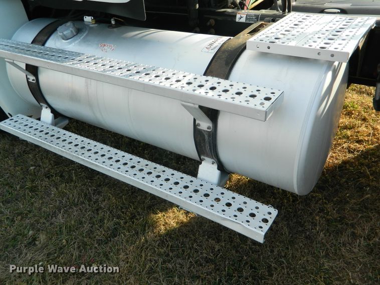 image for item DF4589 2005 Freightliner Columbia 120  semi truck