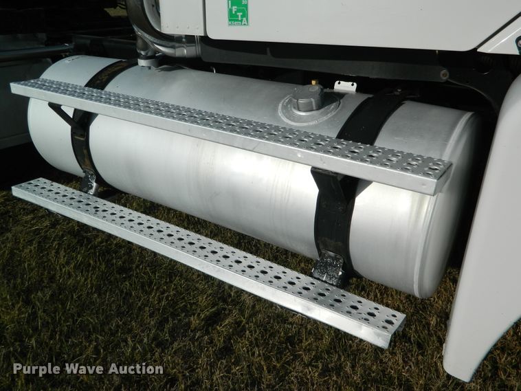 image for item DF4589 2005 Freightliner Columbia 120  semi truck