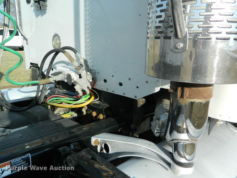 image for item DF4589 2005 Freightliner Columbia 120  semi truck