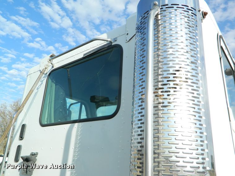 image for item DF4589 2005 Freightliner Columbia 120  semi truck