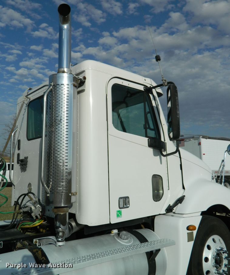 image for item DF4589 2005 Freightliner Columbia 120  semi truck