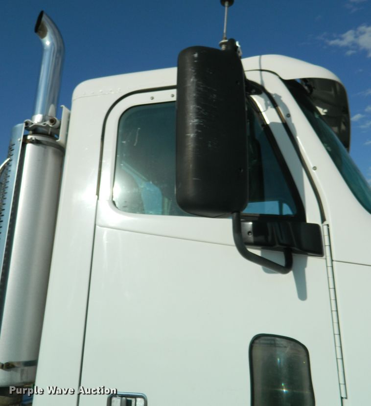 image for item DF4589 2005 Freightliner Columbia 120  semi truck