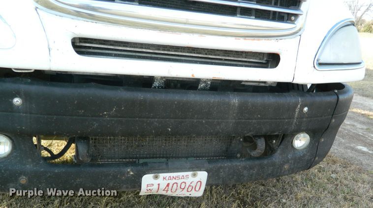 image for item DF4589 2005 Freightliner Columbia 120  semi truck