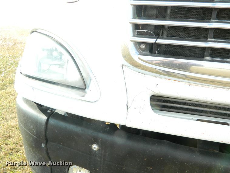 image for item DF4589 2005 Freightliner Columbia 120  semi truck